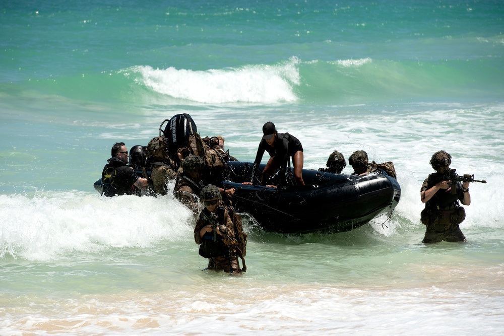 Cavalry Soldiers conduct amphibious insertion during Operation Nakoa Fleek