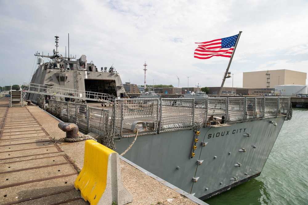 USS Sioux City Gets Underway from Belgium