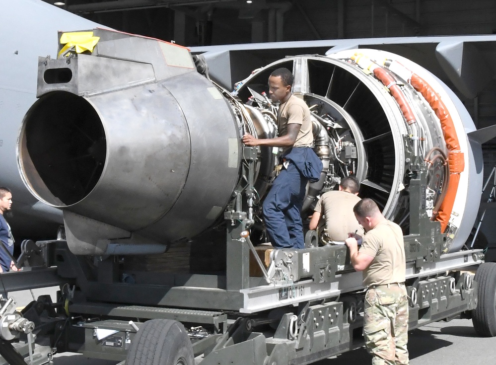 735th AMS performs rare en route C-17 engine change