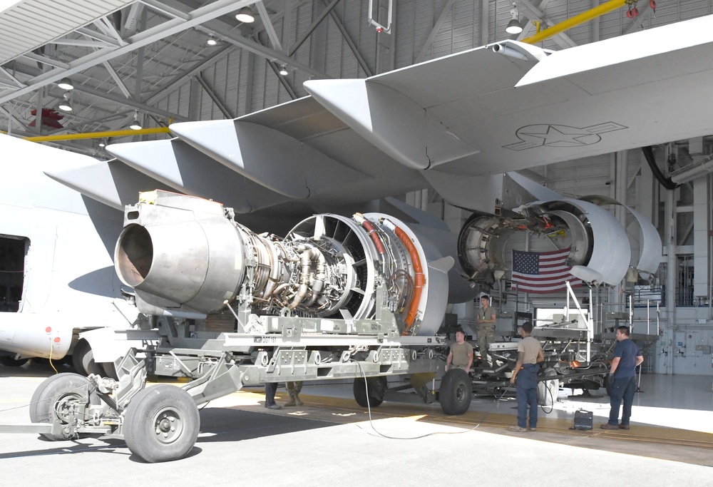 735th AMS performs rare en route C-17 engine change