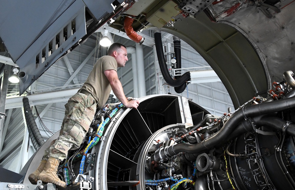 735th AMS performs rare en route C-17 engine change