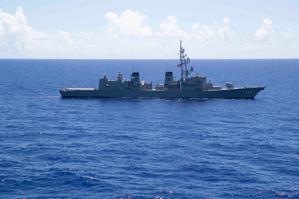 JS Ohnami (DD 111) Sails with USS Tripoli (LHA 7)