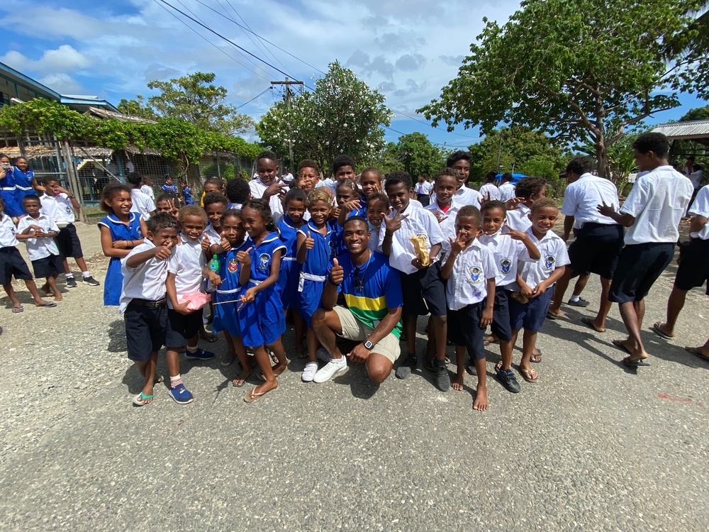 Students, Pacific Partnership Guests Kick off Friday Afternoon with Lunch-time Fun