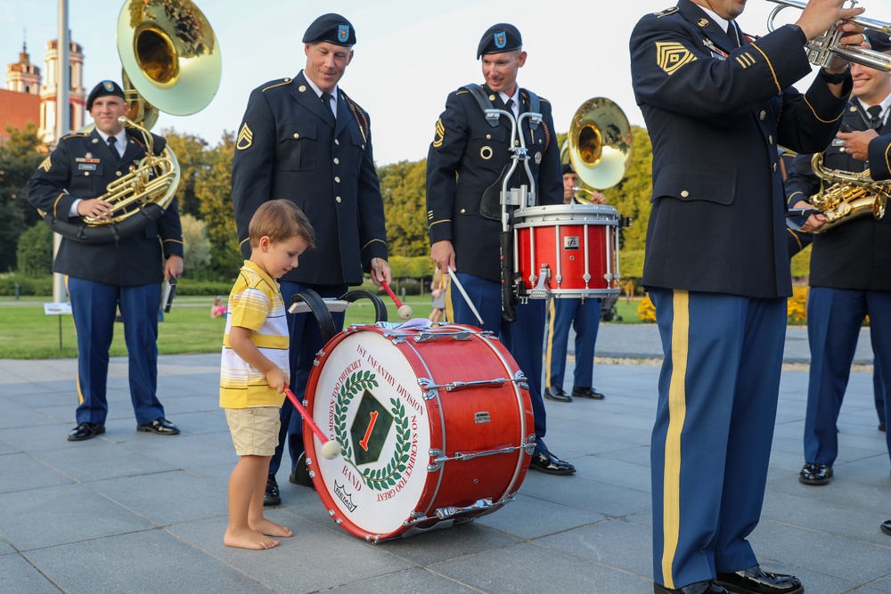 US 7th Fleet Band Performs at 2017 International Tattoo in Hong Kong   Commander US 7th Fleet  Display