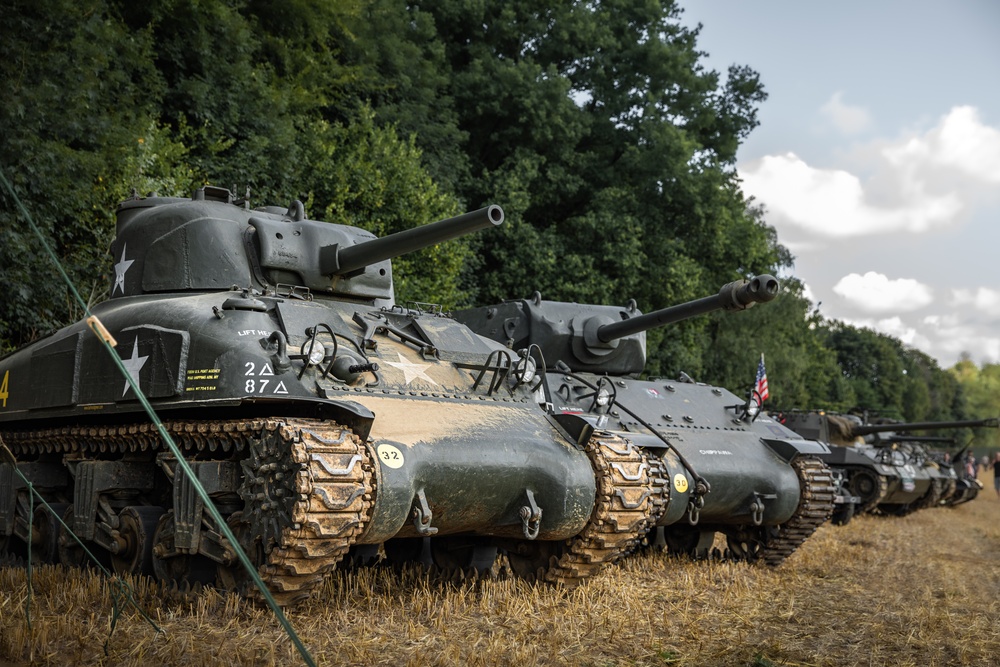 Tanks in Mons