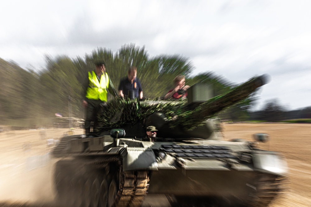 Tanks in Mons