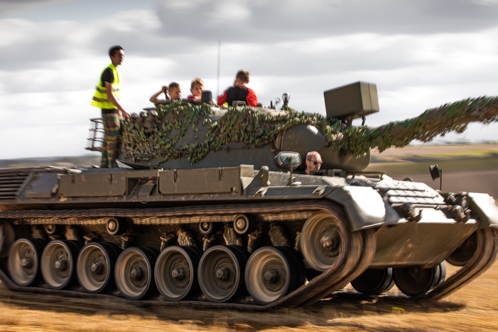 Tanks in Mons