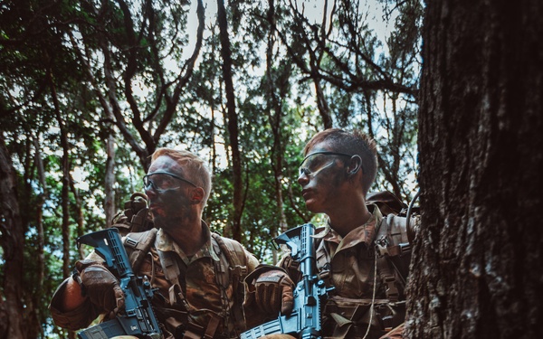Ranger hopefuls lift off and navigate the jungle