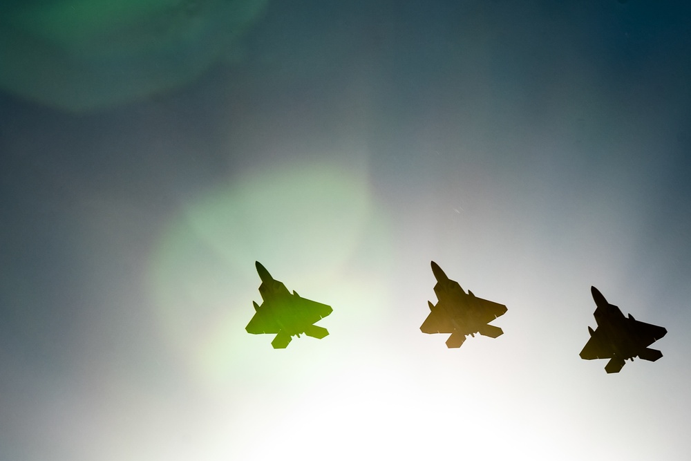 U.S. Air Force F-22 Raptor arrive at RAAF Base Tindal