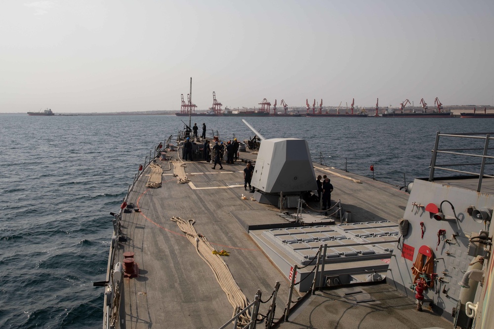 USS Nitze Refuels in Djibouti