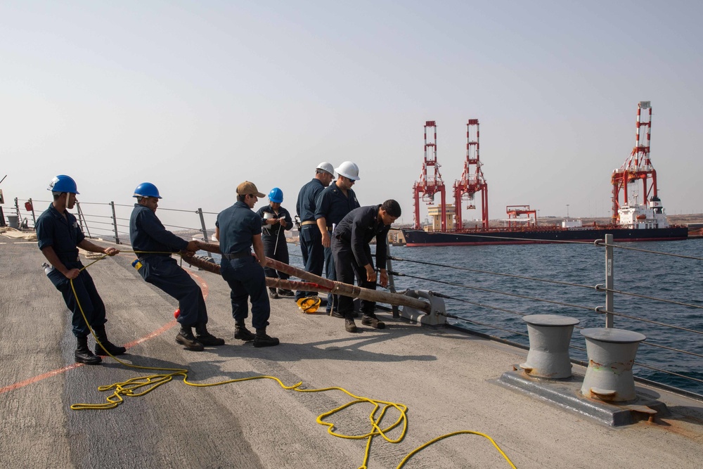 USS Nitze Refuels in Djibouti