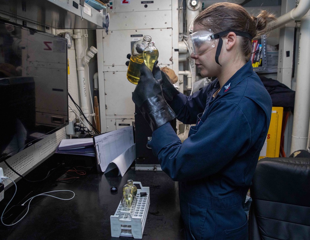 USS Nitze Refuels in Djibouti
