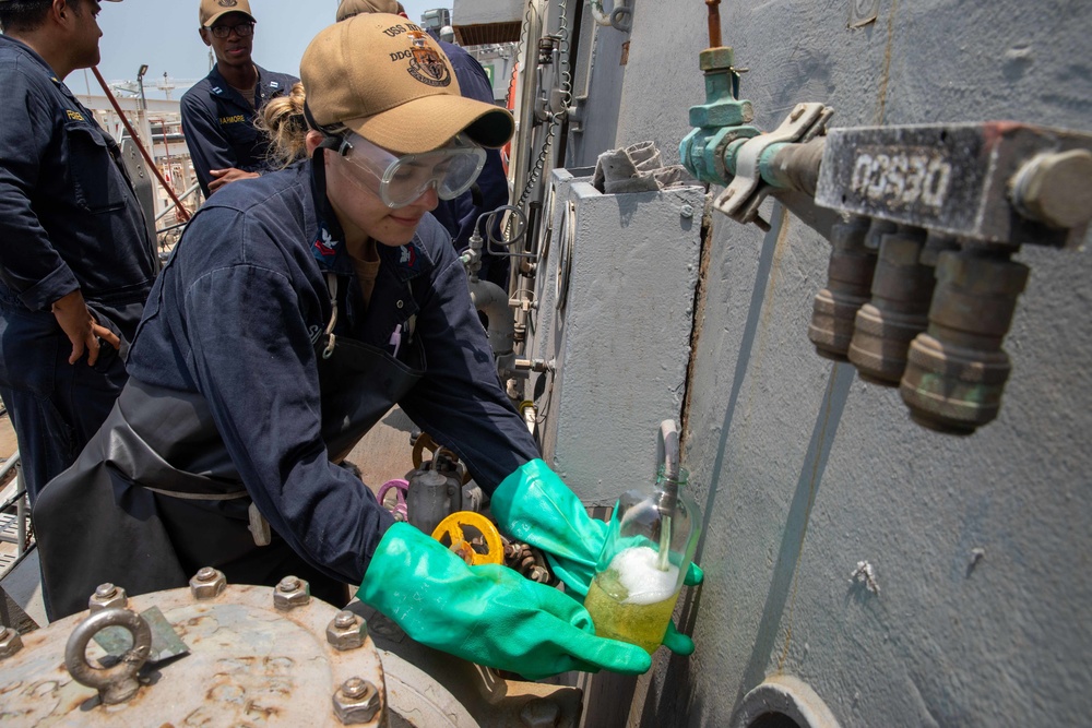 USS Nitze Refuels in Djibouti