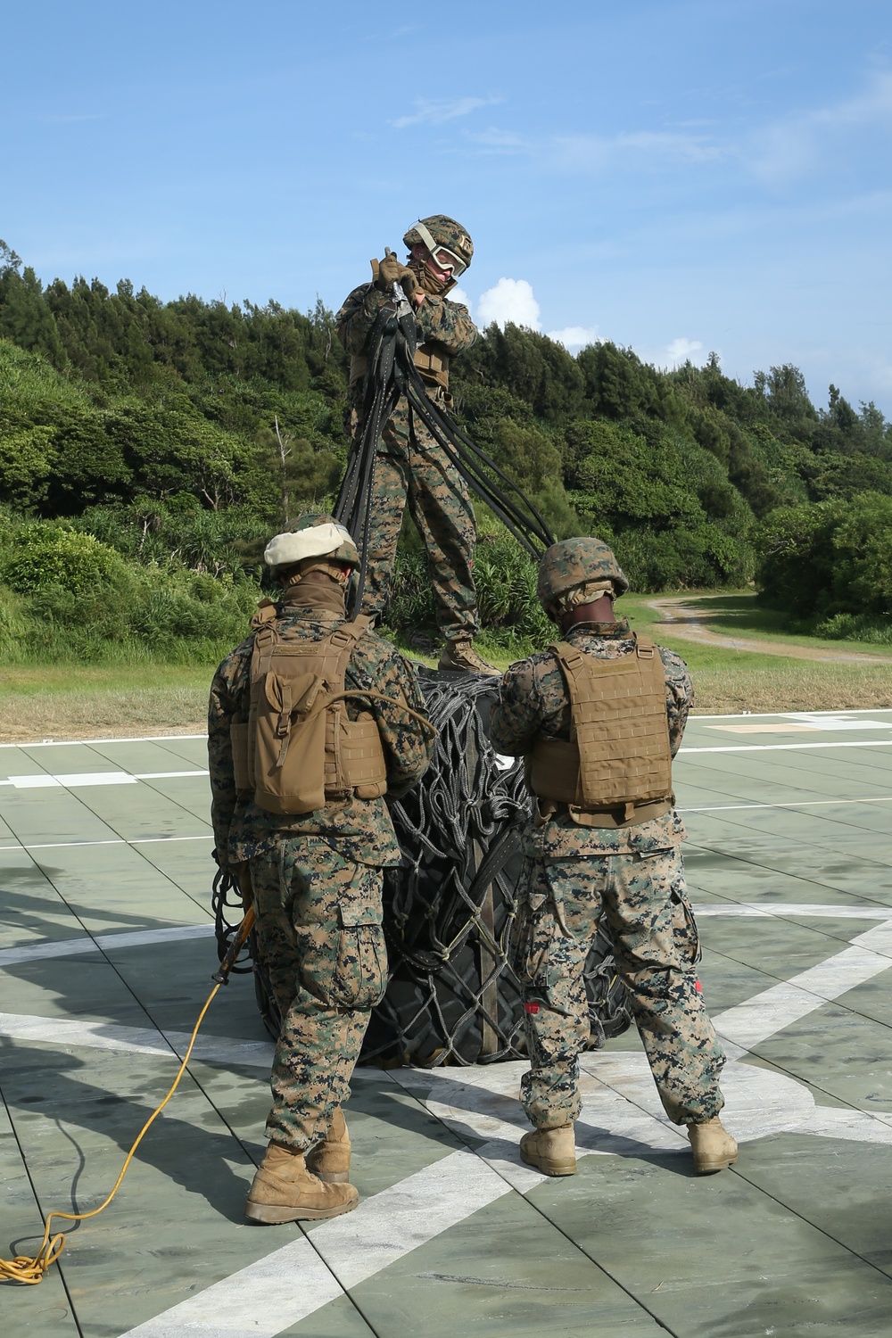 Marines with Combat Logistics Battalion 4 conduct Helicopter Support Team training