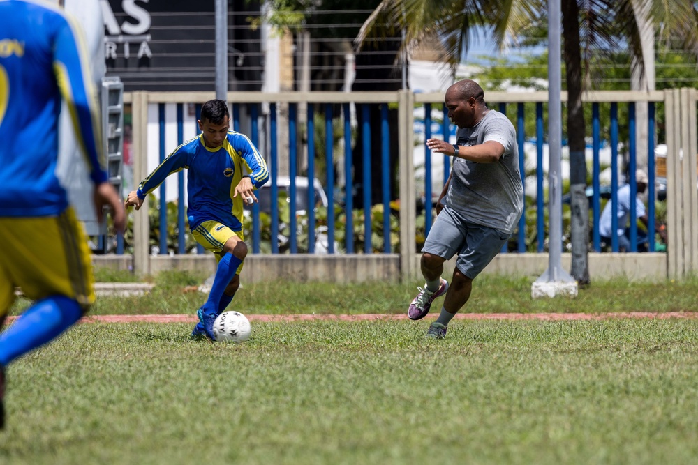 USNS Burlington and Colombian Sailors Play Together in Soccer