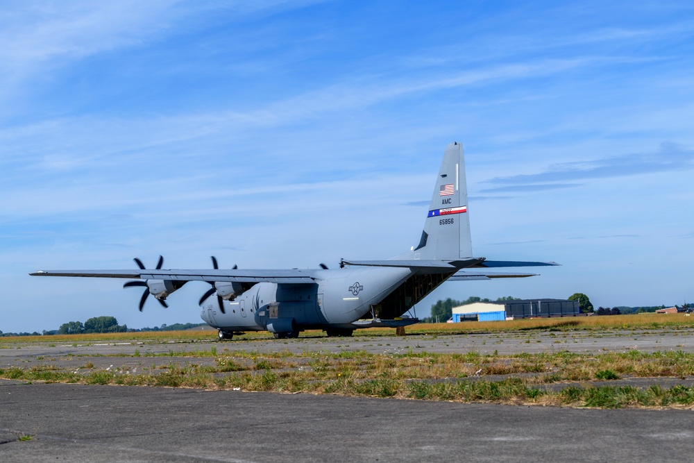 424th ABS Airmen Conduct Combat Offload, Method B