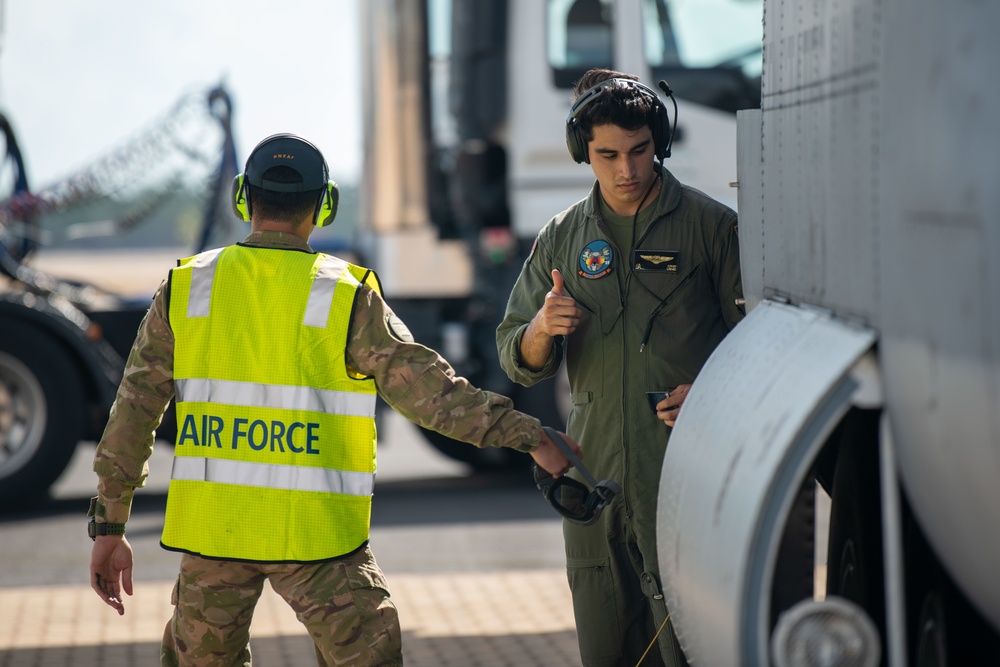 VMGR-152 and VMM-268 conducts aerial refueling during Exercise Pitch Black 22