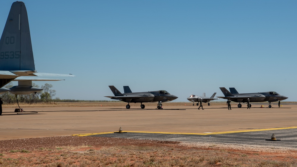 VMGR-152 conduct ADGR at RAAF Base Curtin