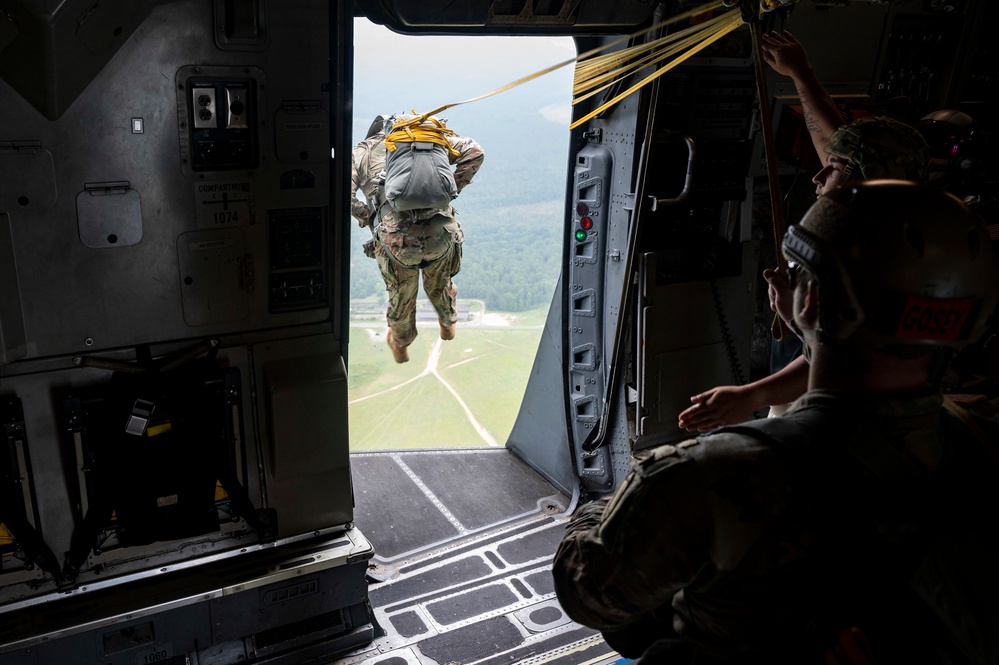 Members of Jumpmaster School Class 007-22 Conducts Final PWAC Test