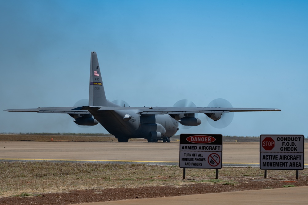 U.S. Air Force Airmen depart RAAF Base Curtin