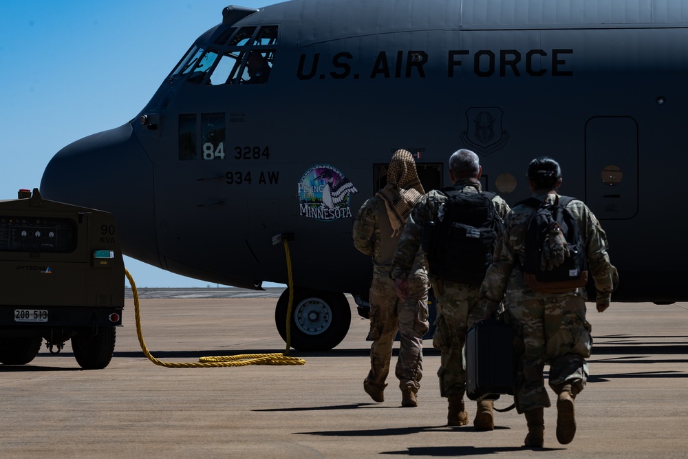 U.S. Air Force Airmen depart RAAF Base Curtin