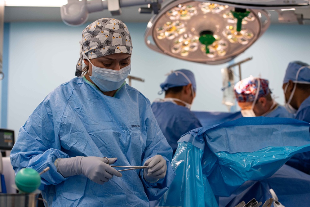Pacific Partnership 2022 Medical Personnel Perform Surgery aboard Mercy