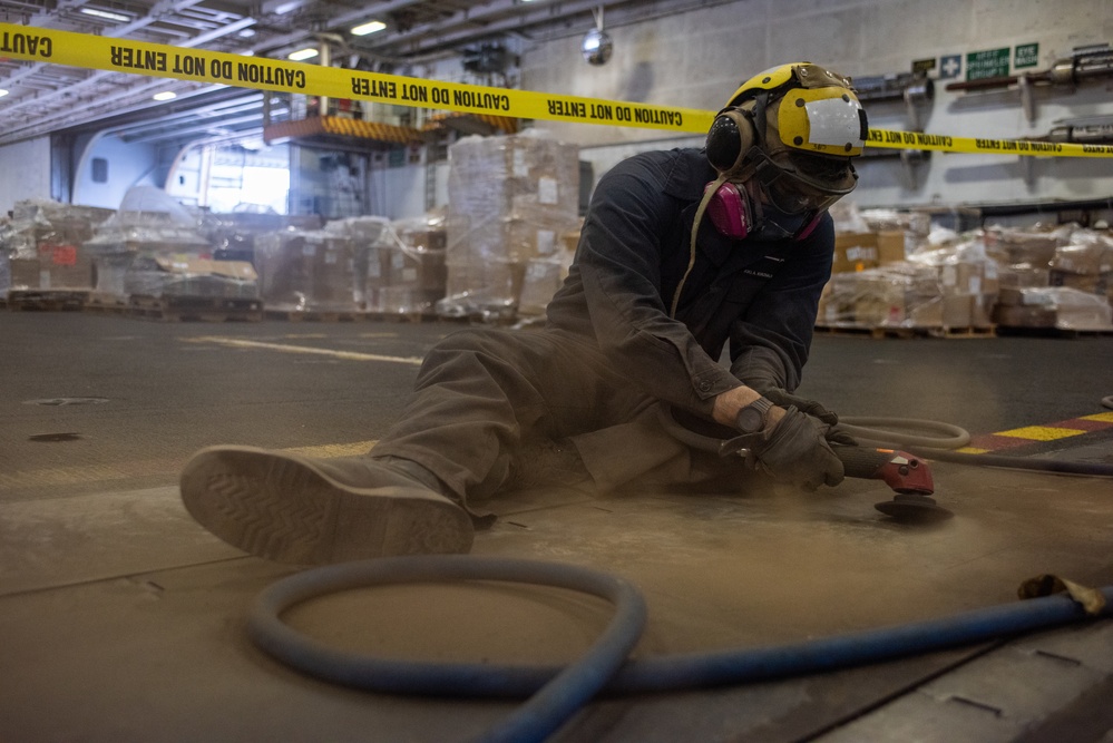 USS Ronald Reagan (CVN 76) Sailors conduct rust control and maintenance