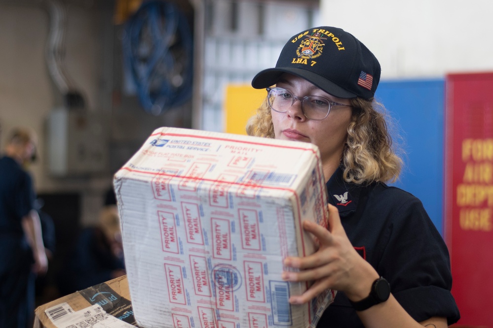 Sailors Receive Mail