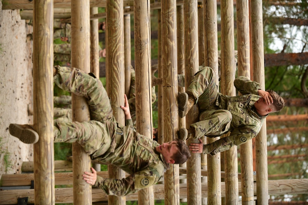 DVIDS - Images - Bulll Troop O-Course [Image 8 of 11]