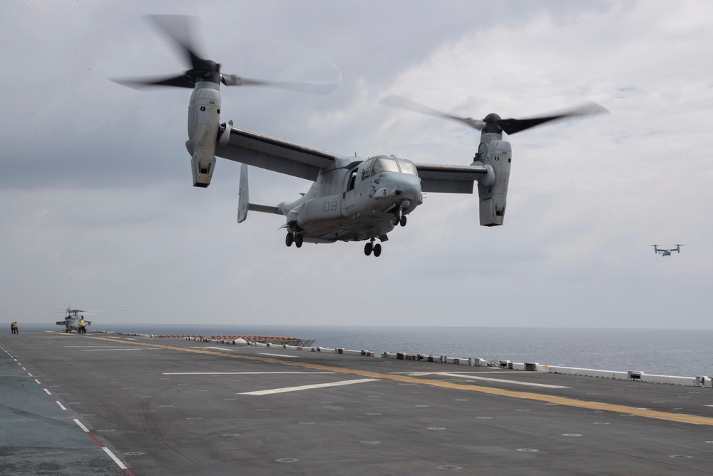 VMM-262 (Reinforced), HSC-23 Conduct Flight Ops from USS Tripoli (LHA 7)