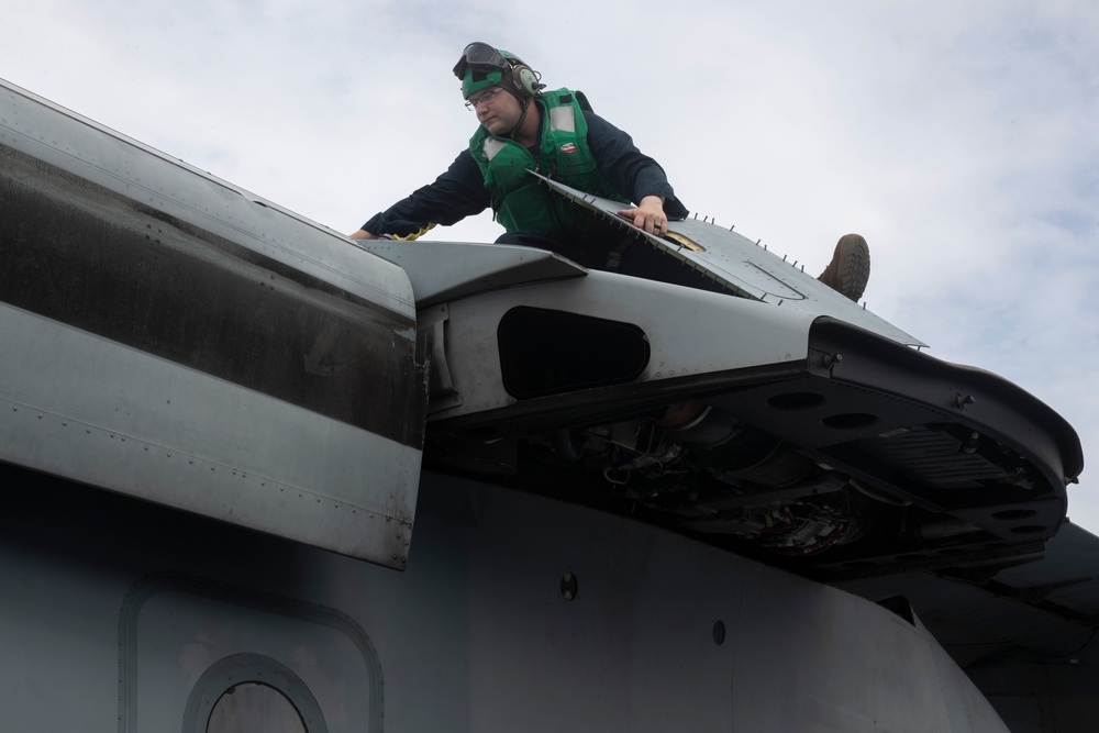 VMM-262 (Reinforced), HSC-23 Conduct Flight Ops from USS Tripoli (LHA 7)