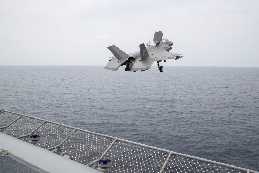 VMM-262 (Reinforced), HSC-23 Conduct Flight Ops from USS Tripoli (LHA 7)