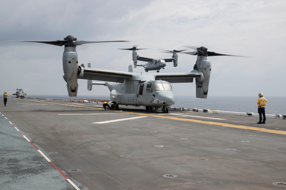 VMM-262 (Reinforced), HSC-23 Conduct Flight Ops from USS Tripoli (LHA 7)