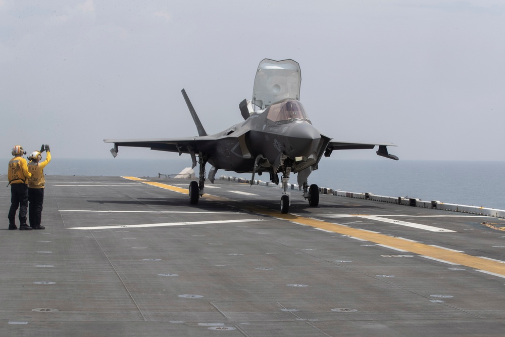 VMM-262 (Reinforced), HSC-23 Conduct Flight Ops from USS Tripoli (LHA 7)