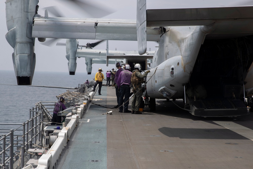 VMM-262 (Reinforced), HSC-23 Conduct Flight Ops from USS Tripoli (LHA 7)