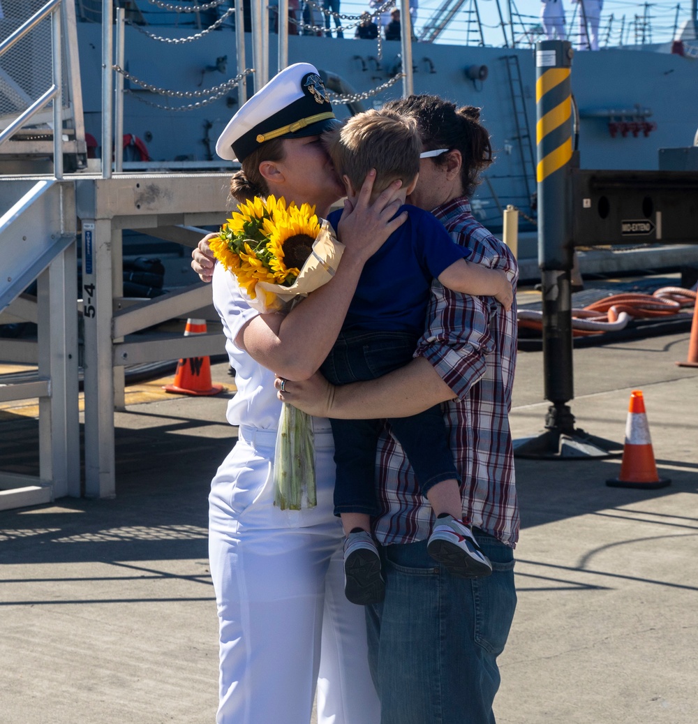 USS Momsen Returns to Naval Station Everett