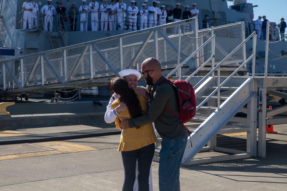 USS Momsen Returns to Naval Station Everett