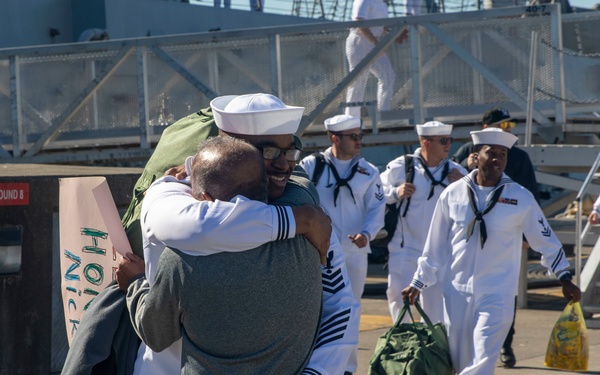 USS Momsen Returns to Naval Station Everett