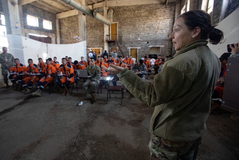 Gobi Wolf 2022 participants instruct on shoring to a team from the Mongolia National Emergency Management Agency