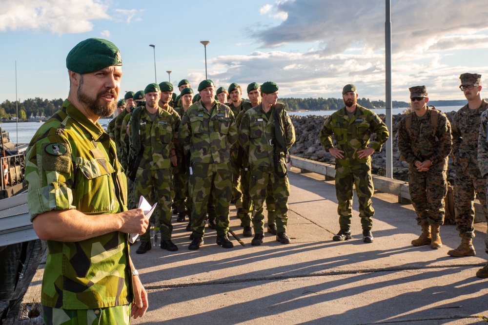 Swedish Marines demonstrate the capabilities of the Swedish Hovercraft 2000 and Combat Boat 90 to U.S. Marines.