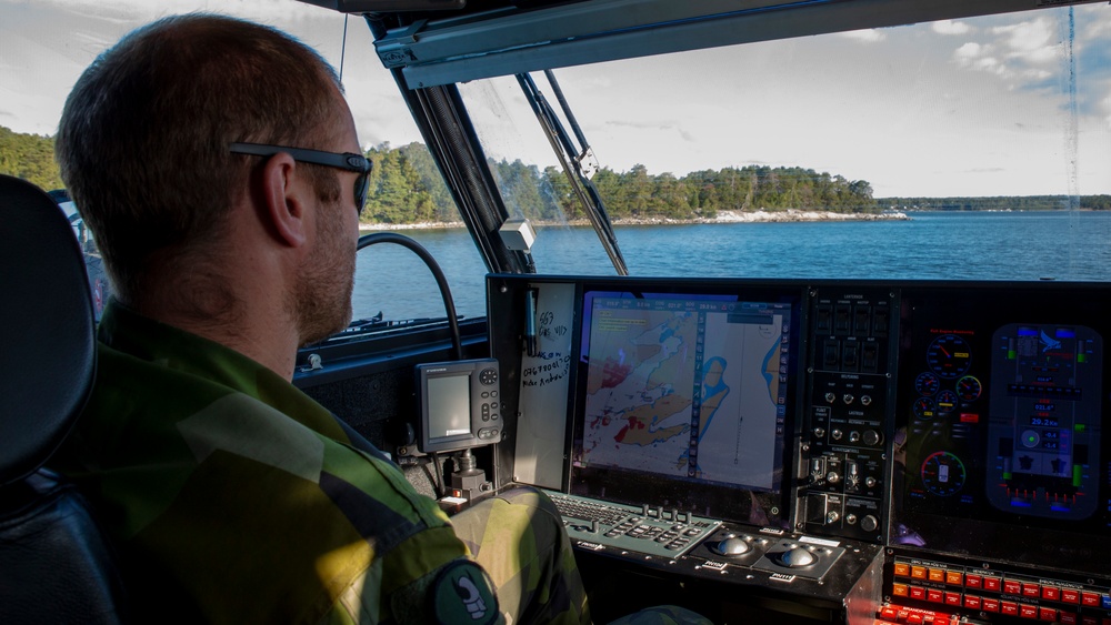 Swedish Marines demonstrate the capabilities of the Swedish Hovercraft 2000 and Combat Boat 90 to U.S. Marines.