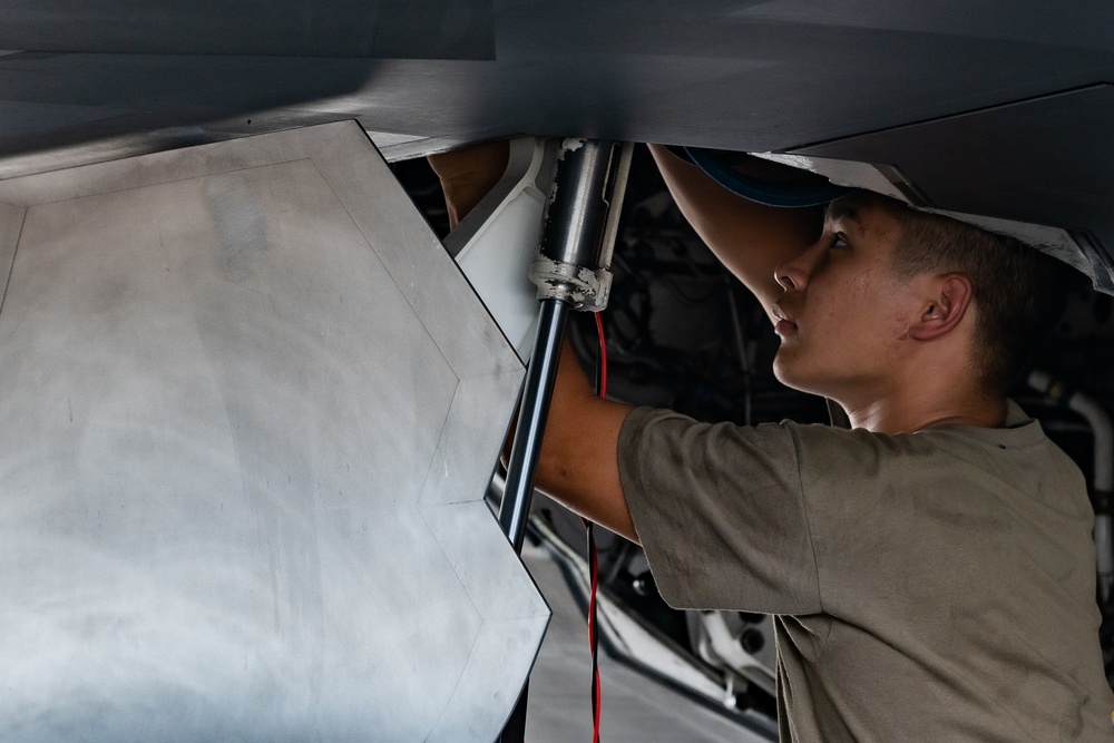 F-22 Raptor maintenance