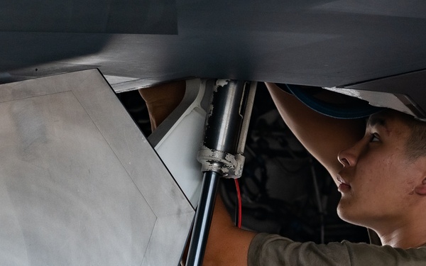 F-22 Raptor maintenance
