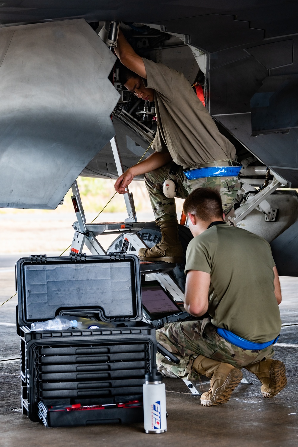 F-22 Raptor maintenance