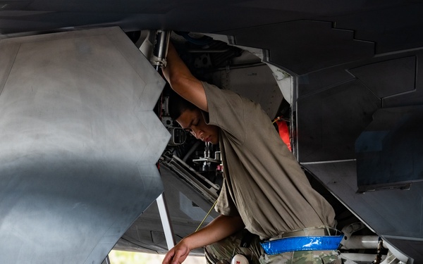 F-22 Raptor maintenance