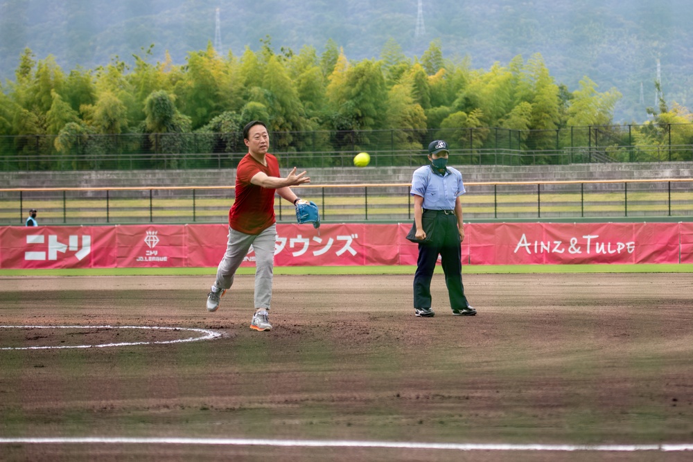 Opening Pitch: MCAS Iwakuni Commanding Officer and Mayor of Iwakuni Team Up