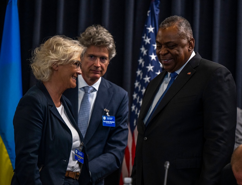 US Secretary of Defense hosts world leaders for fifth UDCG