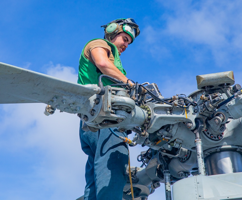 USS Antietam (CG 54) Helicopter Maintenance