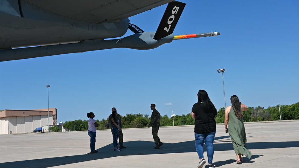 Military spouses tour reserve wing KC-135