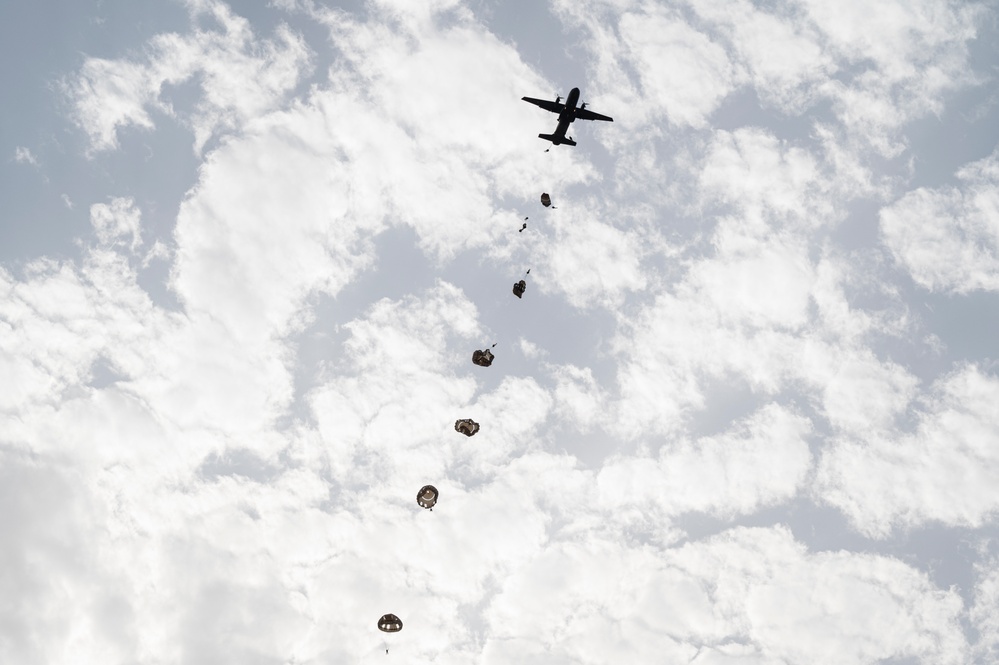 USAF PJs jump with French paratroopers